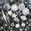 bombki-srebrne-biale-choinka-zblizenie-swiateczne.webp