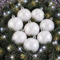 bombki-biale-srebrne-galazki-choinkowe.webp