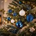 bombki-niebieskie-biale-choinka-dekoracja.webp