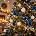 bombki-niebieskie-biale-choinka-zblizenie.webp