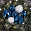 bombki-biale-niebieskie-galazki-lampki.webp