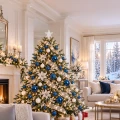choinka-biale-niebieskie-bombki-elegancki-salon.webp