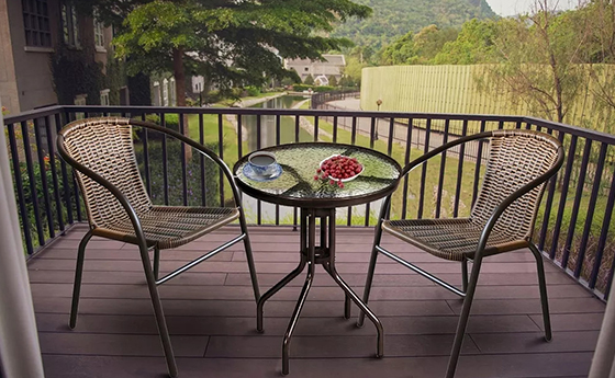 wygodne meble ogrodowe Jumi zestaw rattanowy na balkonie