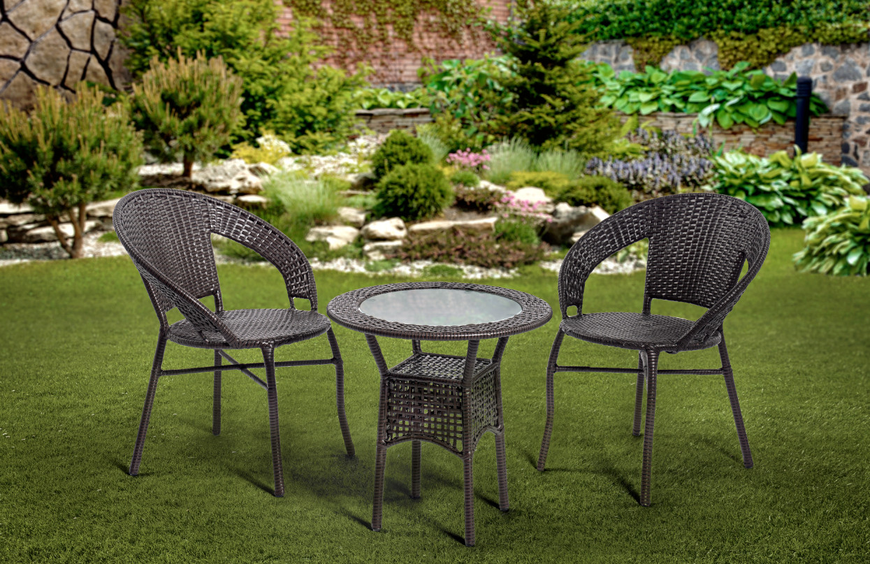 nowoczesny ogród ze stolikiem i dwoma krzesłami