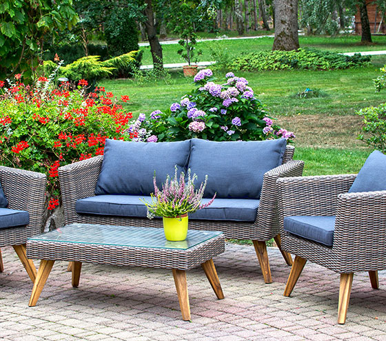 wygodne stylowe meble ogrodowe stoją na tarasie