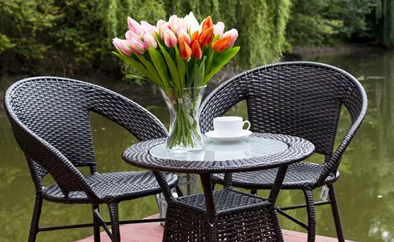 modne meble ogrodowe rattanowe Jumi nad oczkiem wodnym