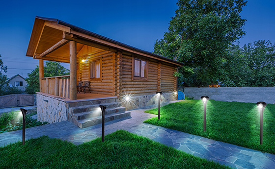 lampki słupki LED oświetlają drogę