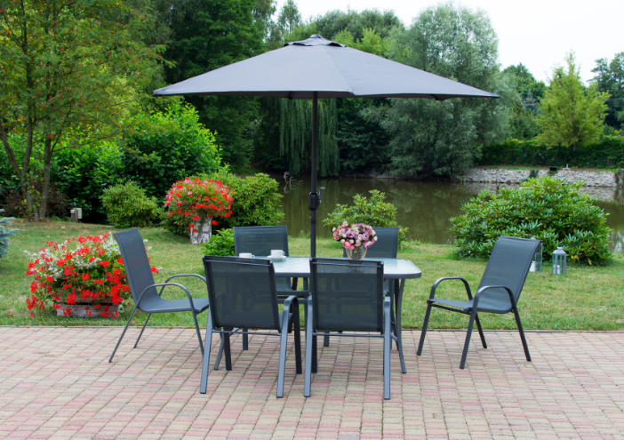 dziewczynka buja się na huśtawce ogrodowej bocianie gniazdo jumi garden