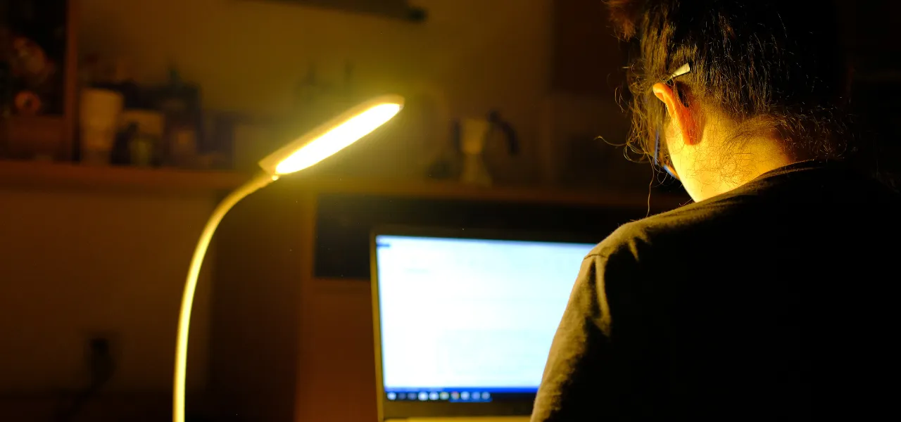 lampki biurkowe w różnych kolorach dostępne w jumi.pl