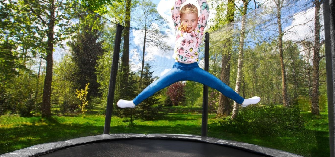 trampolina na Dzień Dziecka