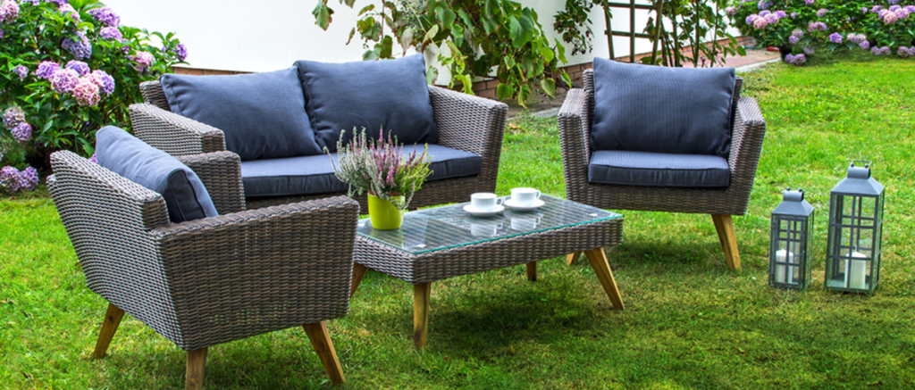 komfortowy zestaw mebli ogrodowych od Jumi  prezentuje się w ogrodzie