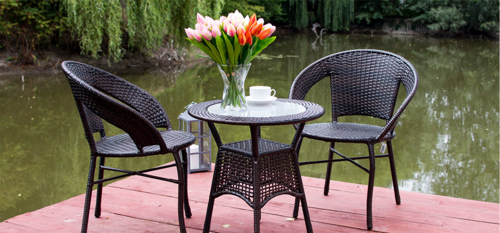 zestaw ogrodowy meble rattanowe Jumi w ogrodzie nad oczkiem wodnym