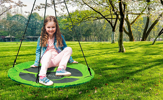 Huśtawka ogrodowa. Pomysł na zabawę i odpoczynek