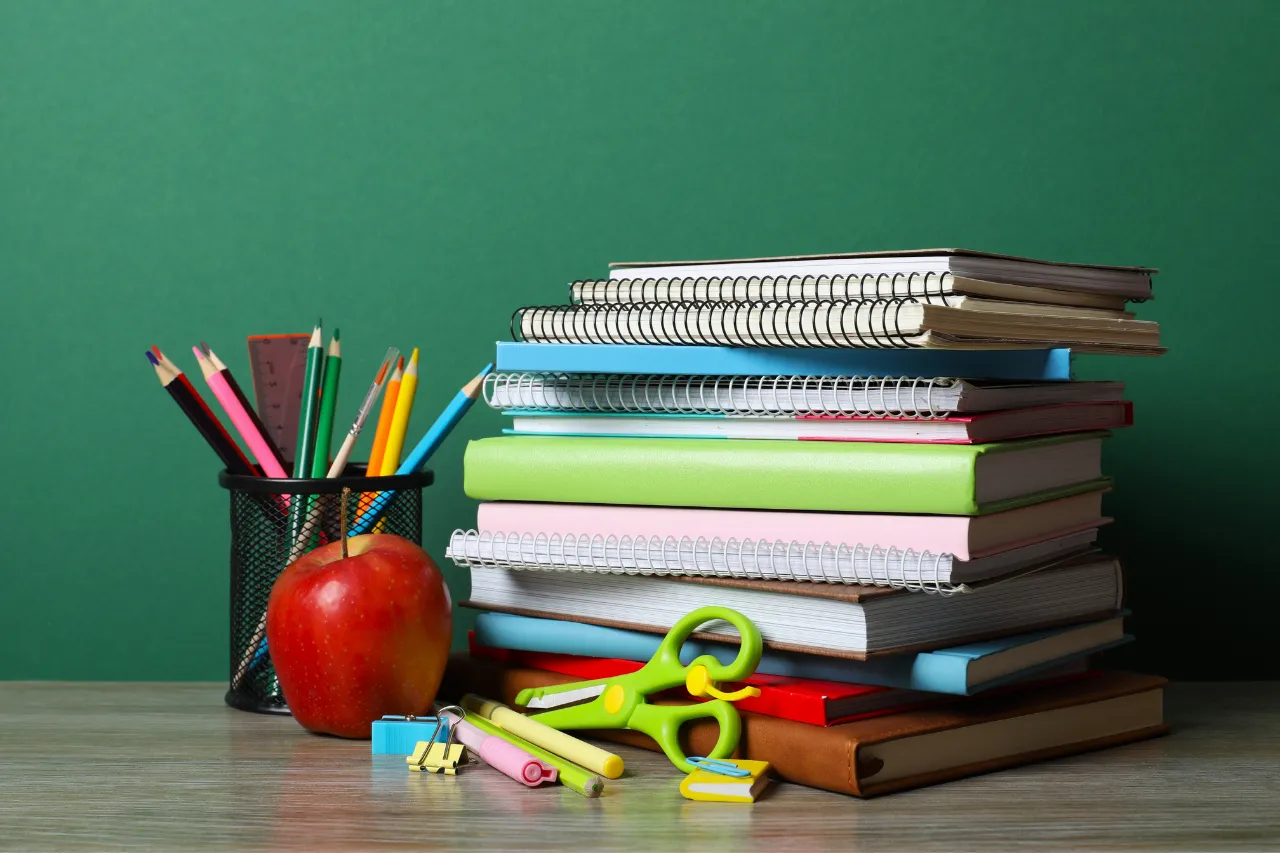 Najlepsze Biurka, Lampki i Krzesła na Powrót do Szkoły – Sprawdź Ofertę Jumi.pl