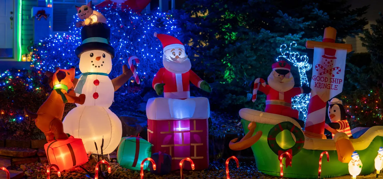 Świąteczne dekoracje na Jumi.pl: nadmuchiwane Mikołaje, bałwany i inne ozdoby do ogrodu